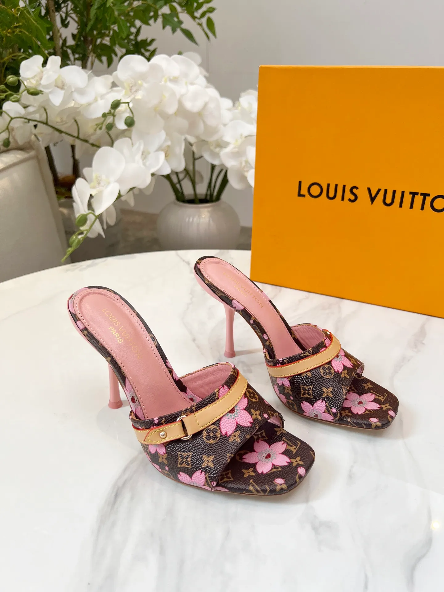 👟👟Ex-factory price 440👟👟 LV new denim kitten heel slippers 2025 summer must-have for goddesses, original replica, super comfortable on the feet. Show off the queen's temperament, the heel height is 9.5CM, which shows your temperament without being tiring. Leather outsole. Standard code: 35-42 (41 and 42 codes are customized, non-returnable and non-exchangeable)